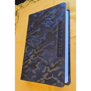 NIV New International Version Holographic Camo Bible 2020 Zondervan Kidz Bible
